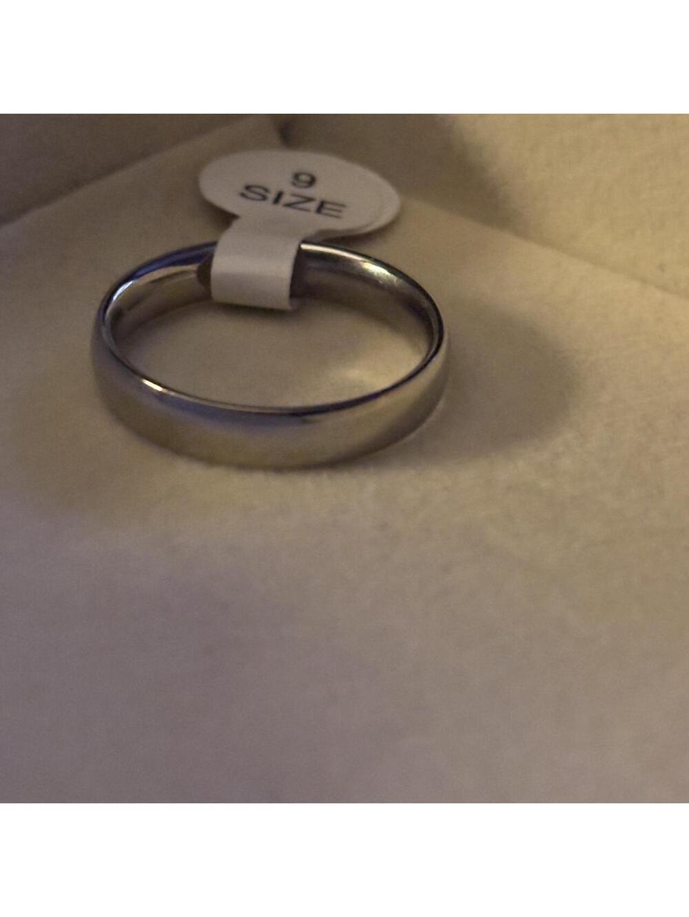 Size 9 Ring - Picture 2 of 3